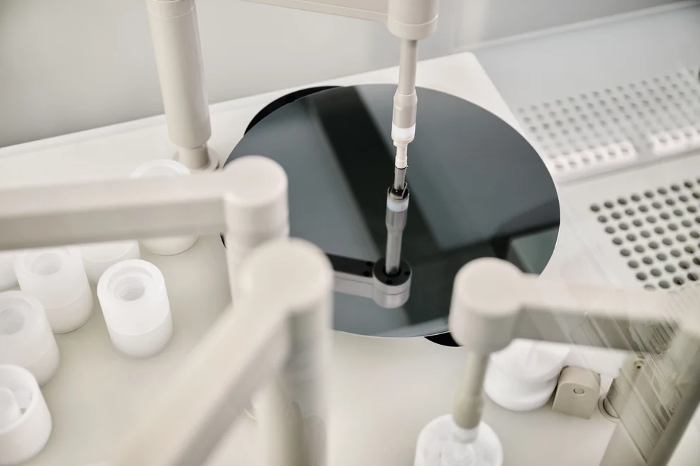 Scanning the wafer with the VPD drops to gather the contamination (PAD Scan)
