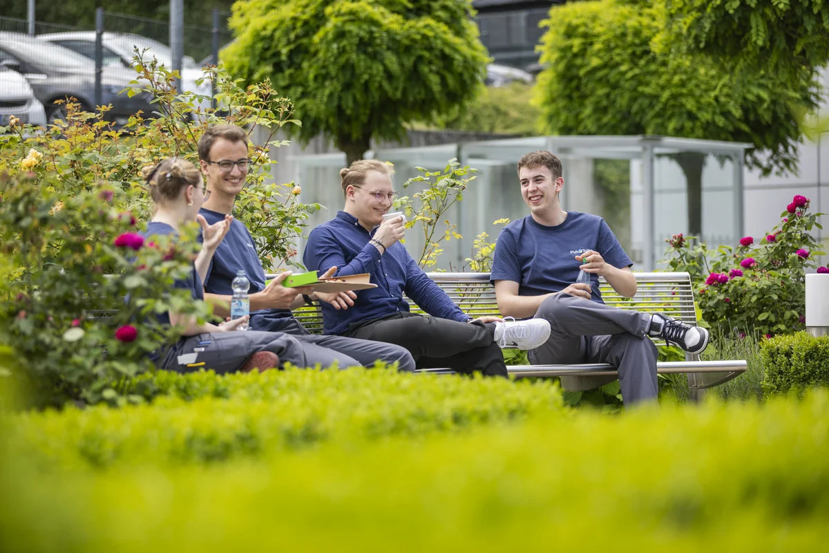 PVA TePla_Group eating outdoors in a garden