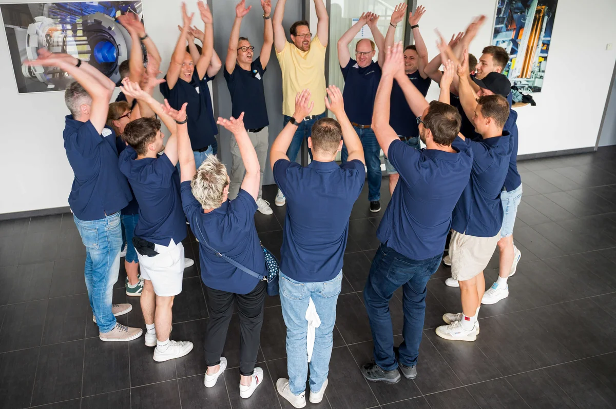 PVA TePla_our values_people throwing their arms in the air
