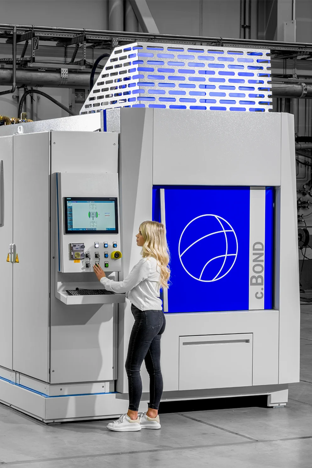 Alu.Bond diffusion bonding furnace with lady at the monitor